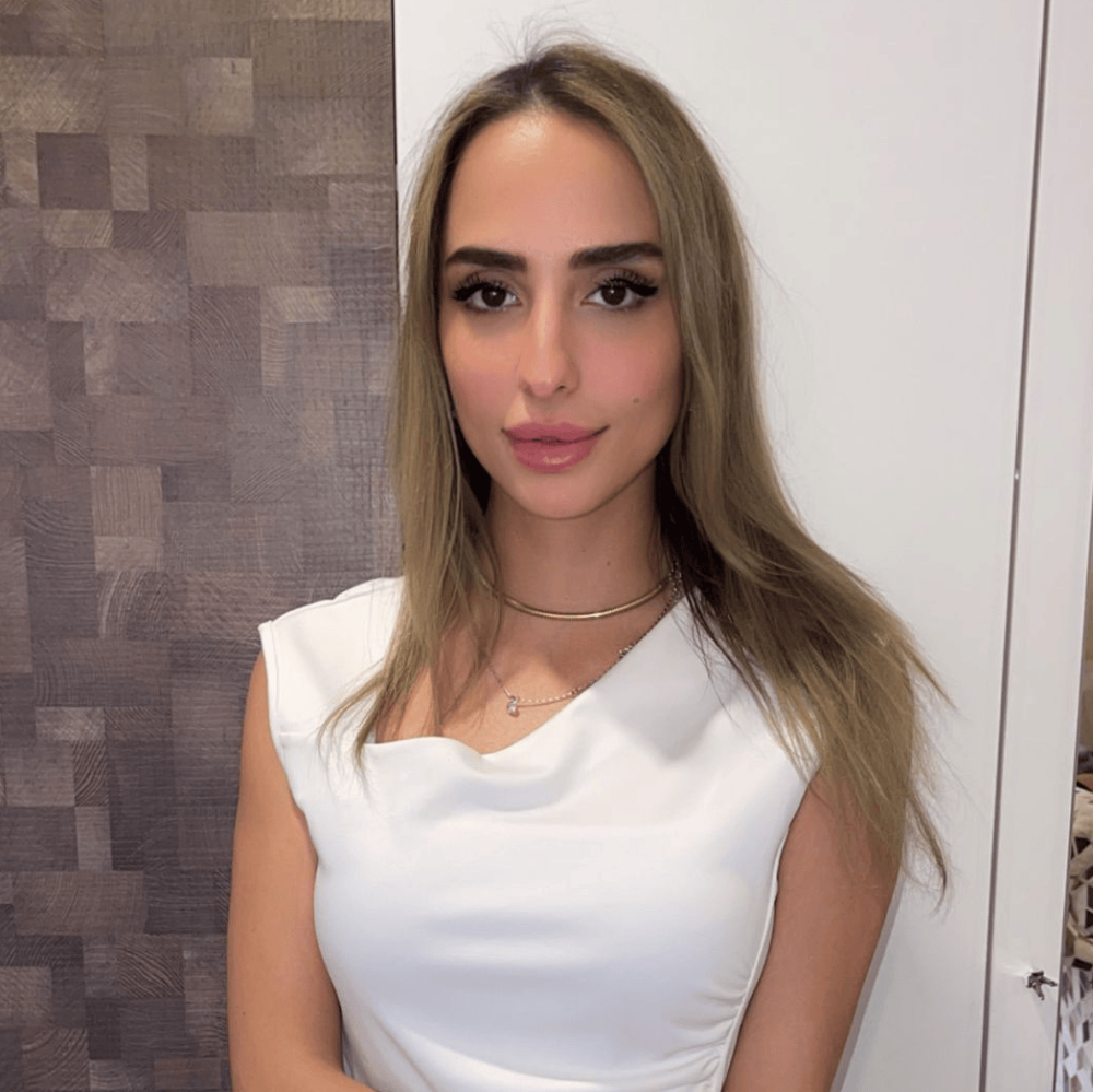 M648, female model
