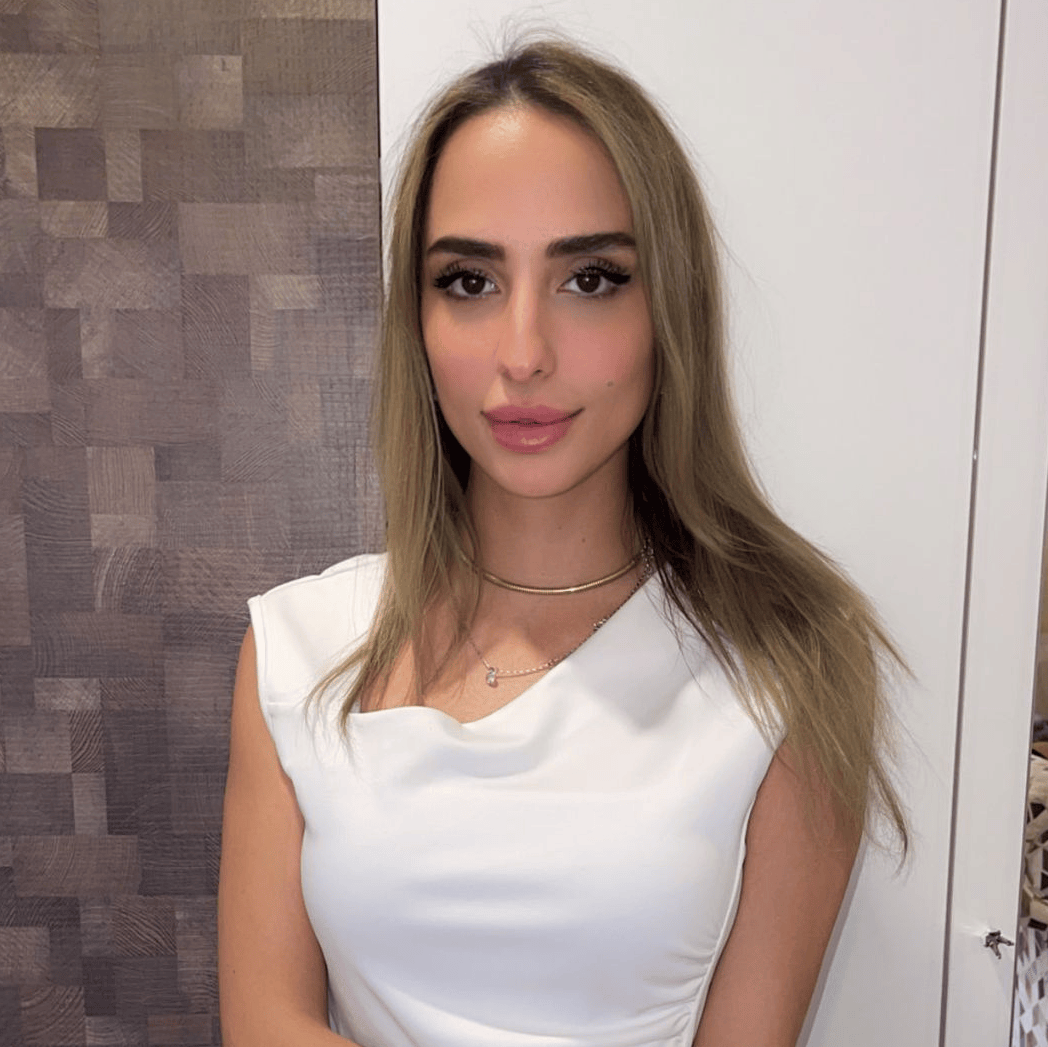 M648, female model