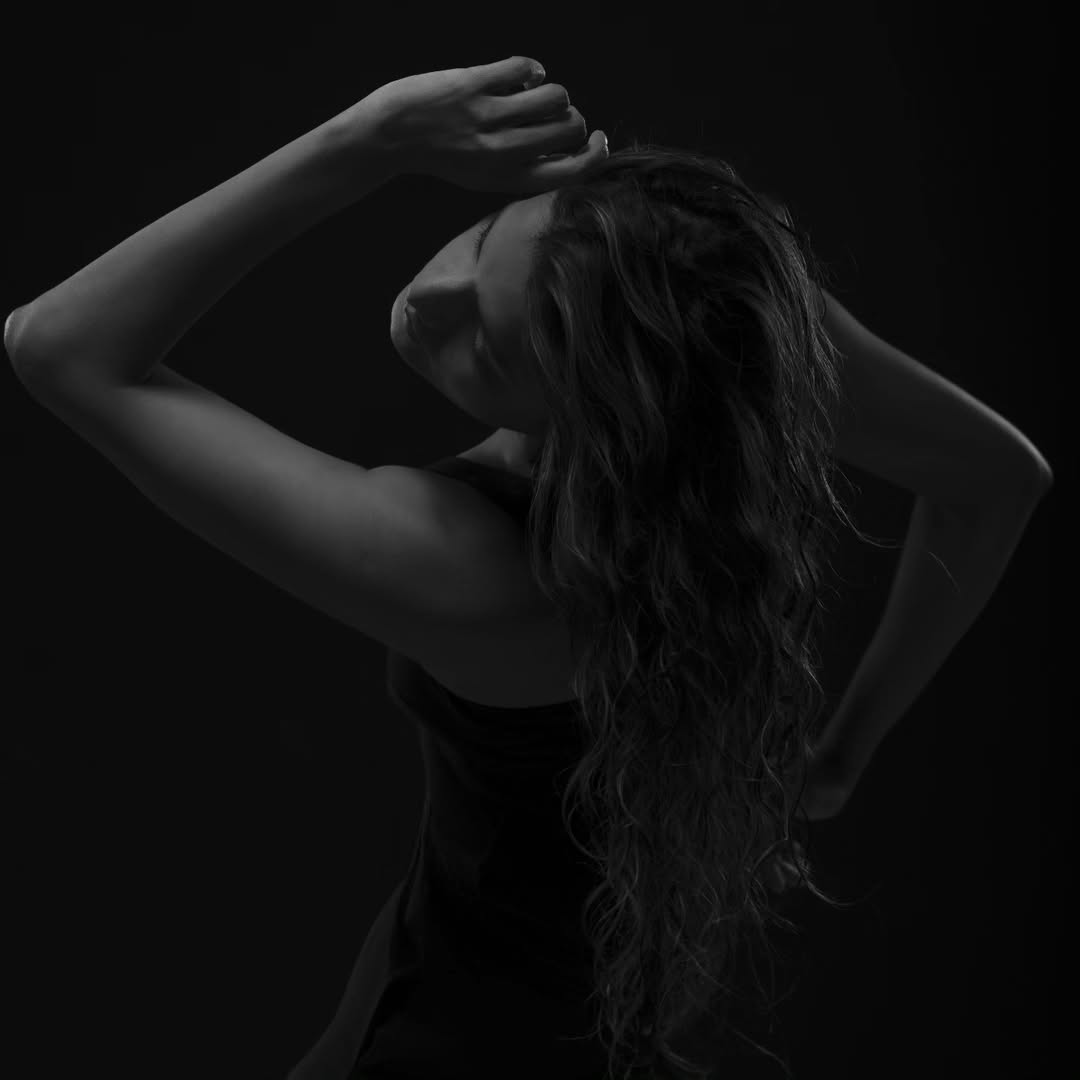 Female photographer in Kuwait helping models build elegant and versatile portfolios.